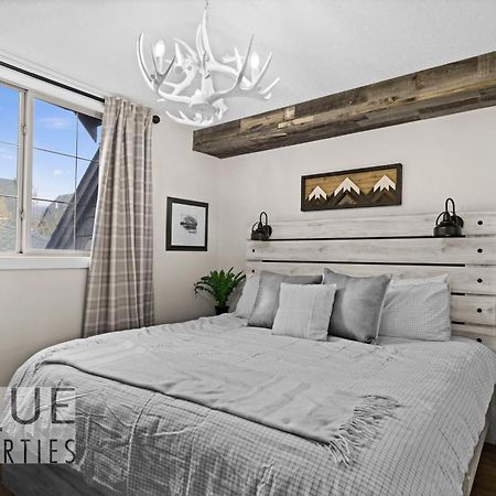 Mystic Mountain Chalet, Heated Outdoor Pool & Hot Tub, Free Parking, Fast Wifi! Canmore Exteriör bild