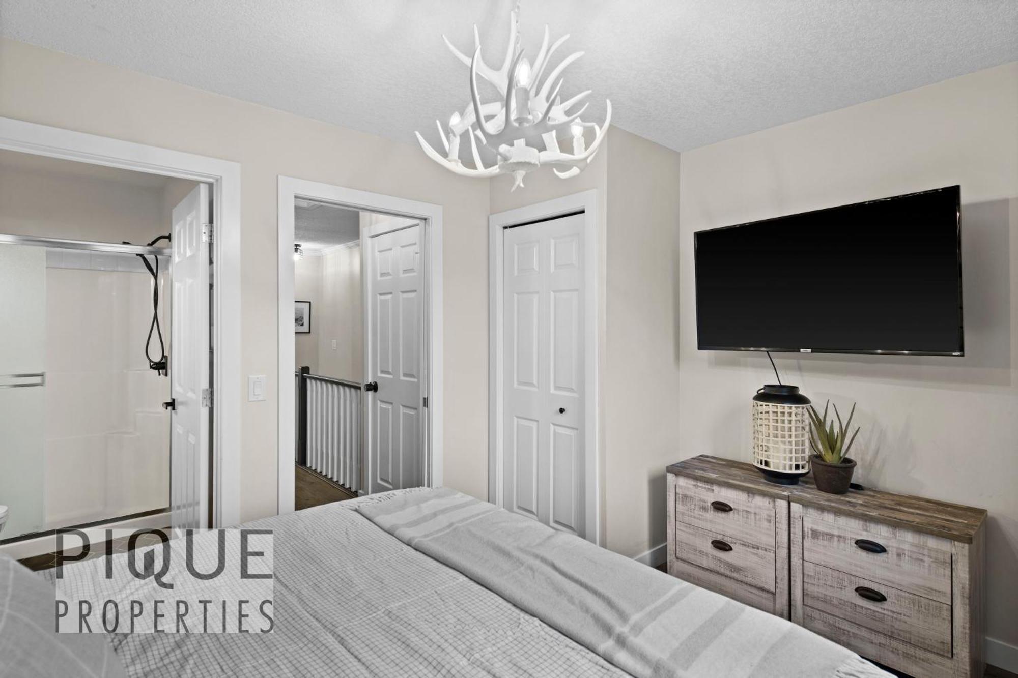 Mystic Mountain Chalet, Heated Outdoor Pool & Hot Tub, Free Parking, Fast Wifi! Canmore Exteriör bild