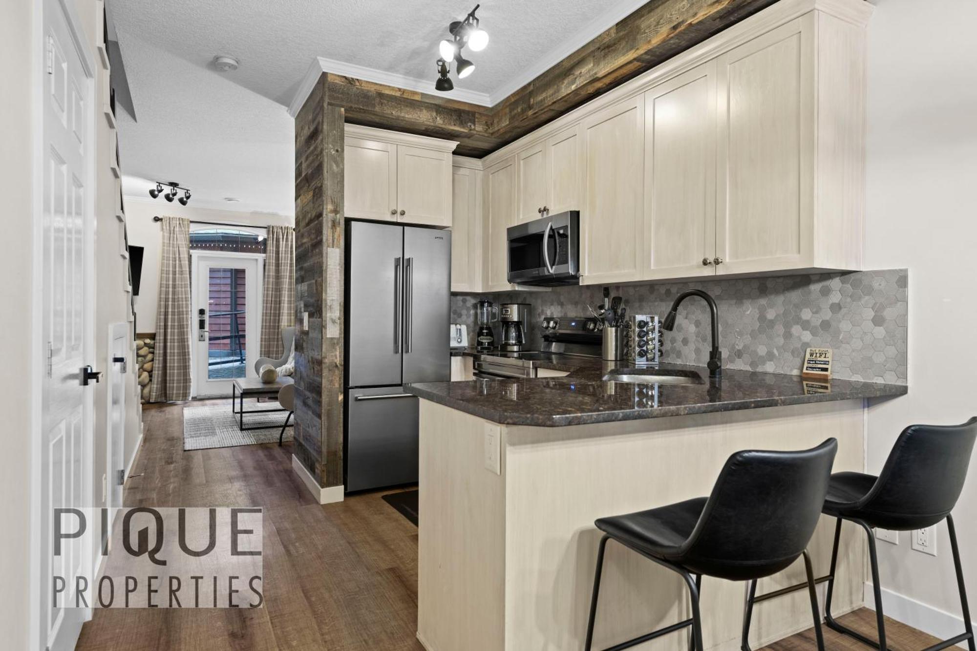 Mystic Mountain Chalet, Heated Outdoor Pool & Hot Tub, Free Parking, Fast Wifi! Canmore Exteriör bild