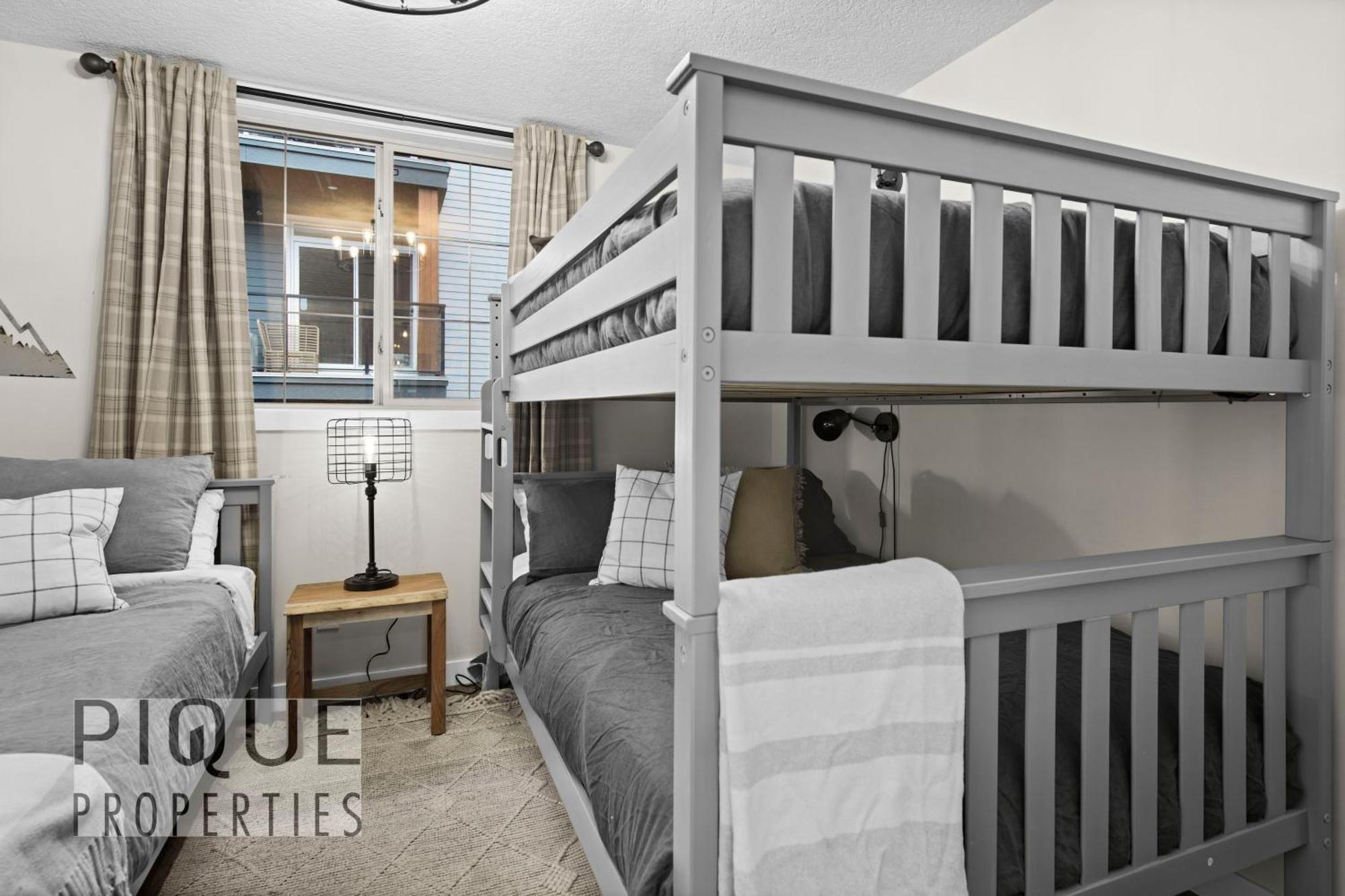 Mystic Mountain Chalet, Heated Outdoor Pool & Hot Tub, Free Parking, Fast Wifi! Canmore Exteriör bild