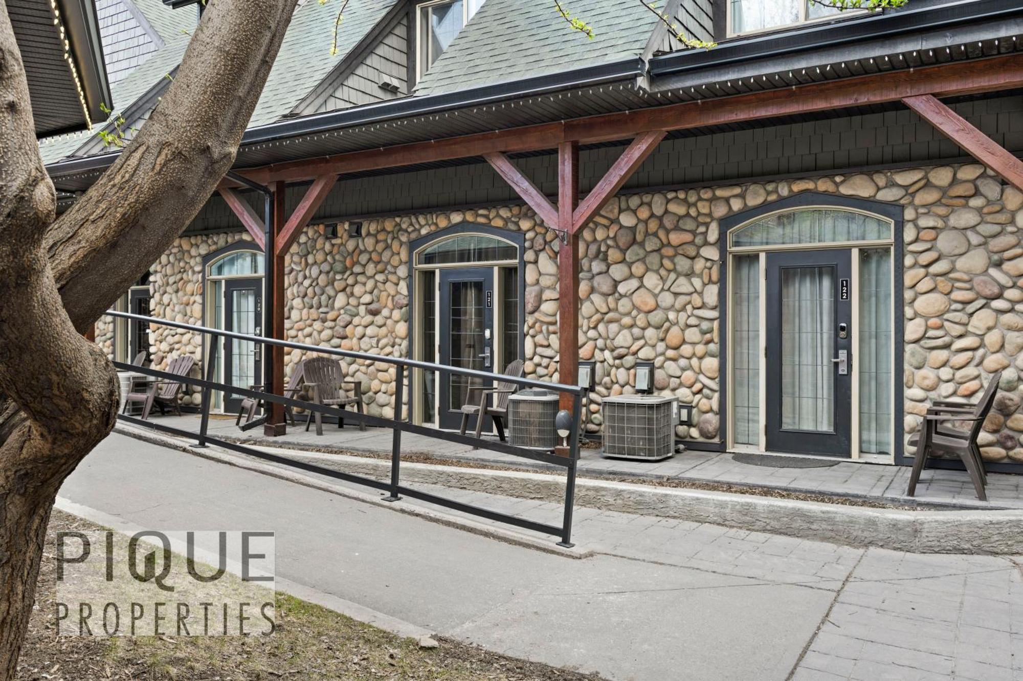 Mystic Mountain Chalet, Heated Outdoor Pool & Hot Tub, Free Parking, Fast Wifi! Canmore Exteriör bild