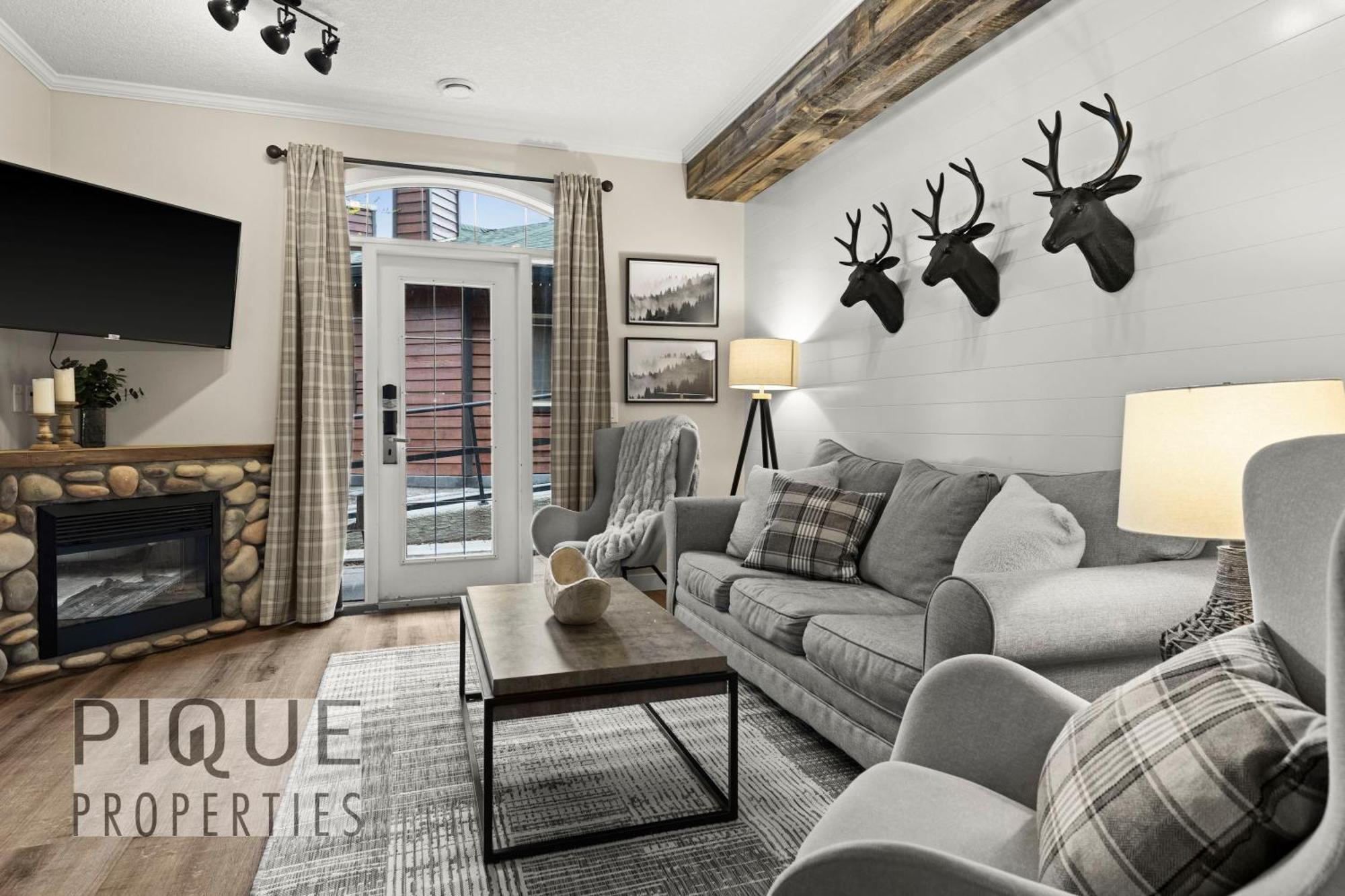 Mystic Mountain Chalet, Heated Outdoor Pool & Hot Tub, Free Parking, Fast Wifi! Canmore Exteriör bild