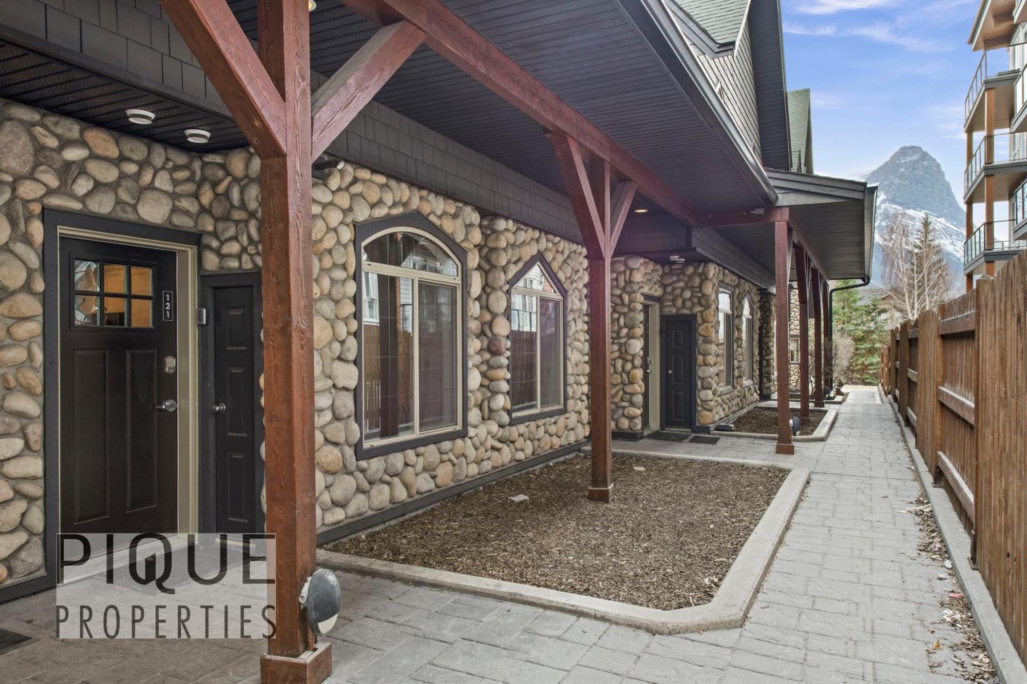 Mystic Mountain Chalet, Heated Outdoor Pool & Hot Tub, Free Parking, Fast Wifi! Canmore Exteriör bild