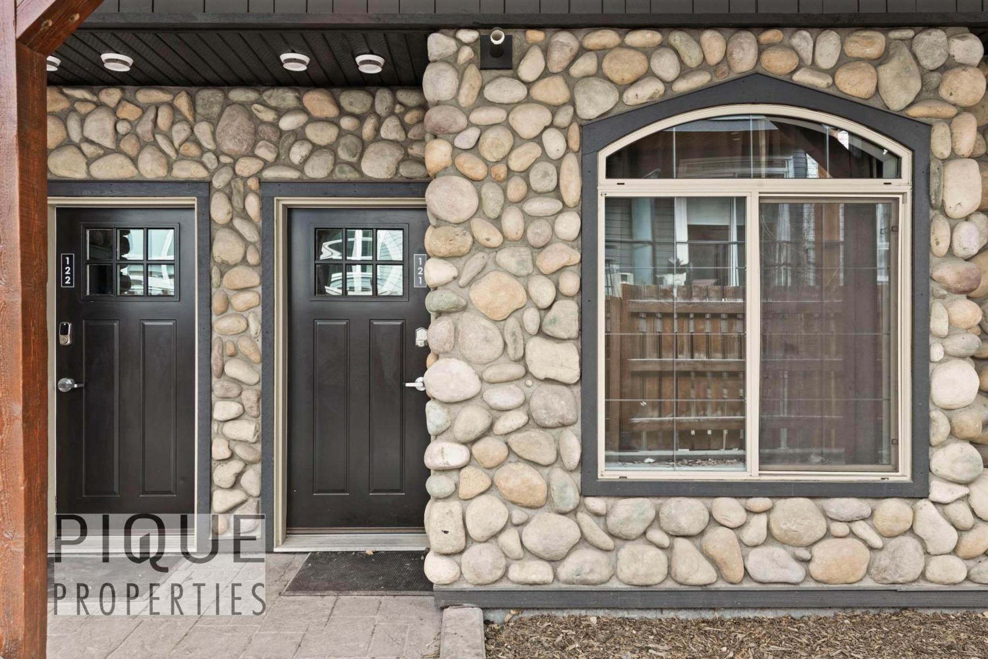 Mystic Mountain Chalet, Heated Outdoor Pool & Hot Tub, Free Parking, Fast Wifi! Canmore Exteriör bild